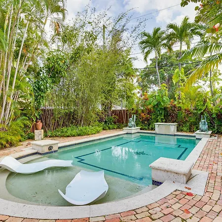 Lush West Palm Beach Getaway With Backyard Oasis!